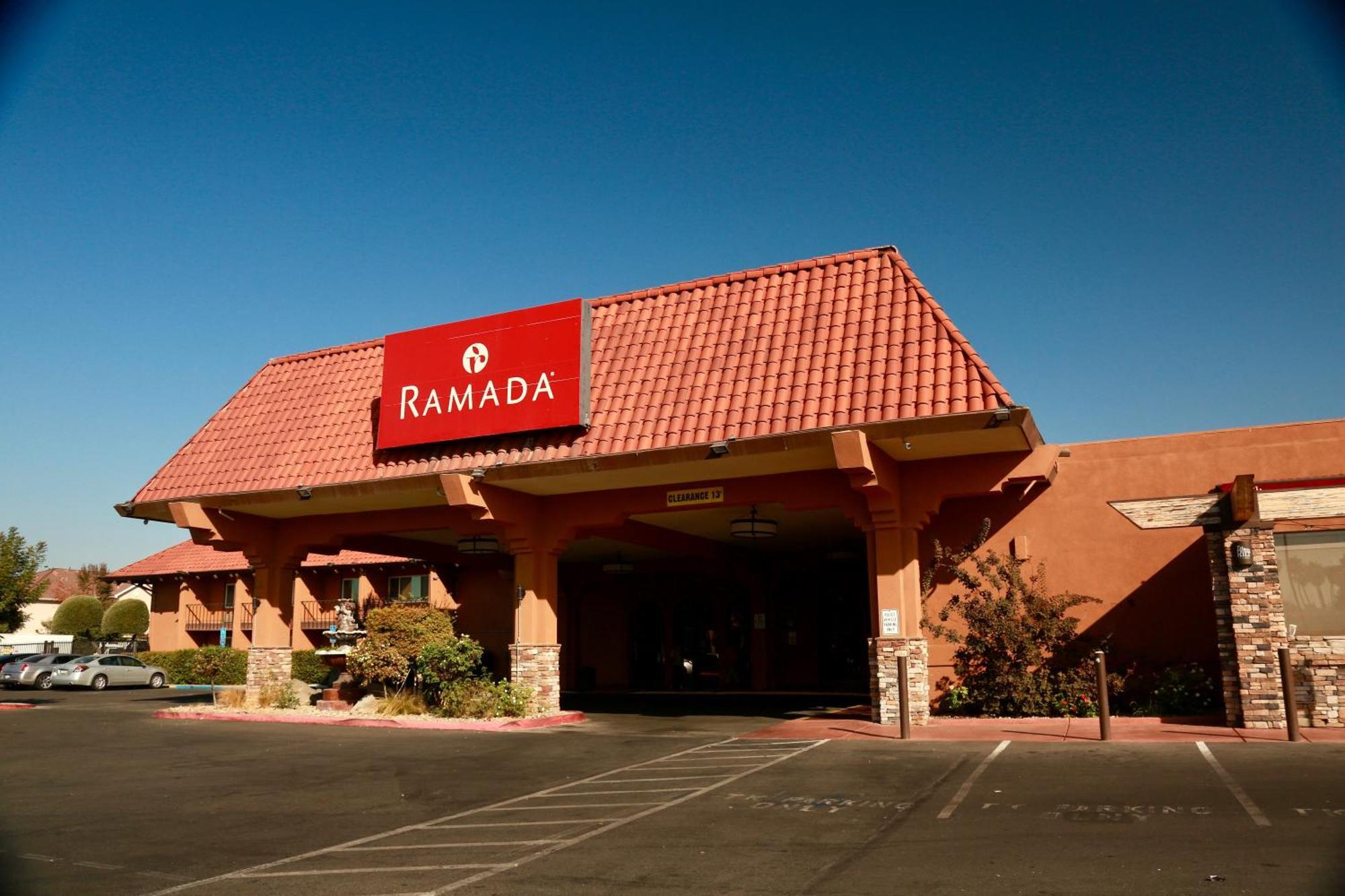 Hôtel Ramada By Wyndham Fresno North Extérieur photo