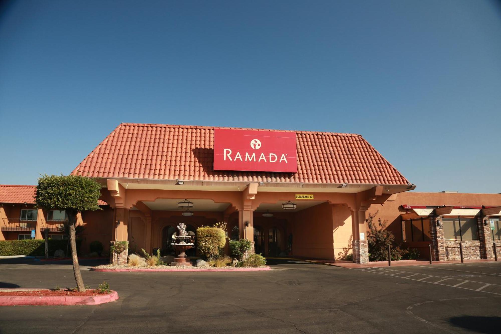 Hôtel Ramada By Wyndham Fresno North Extérieur photo