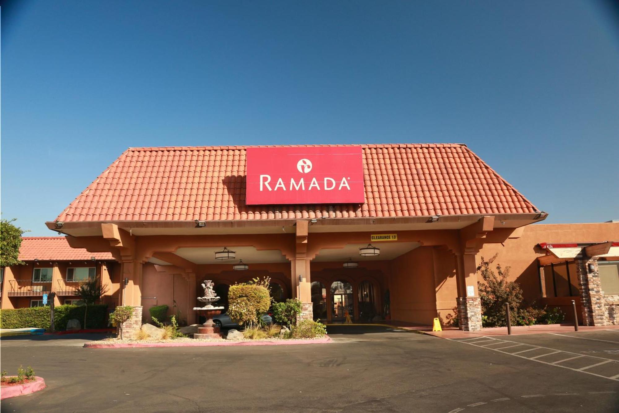 Hôtel Ramada By Wyndham Fresno North Extérieur photo