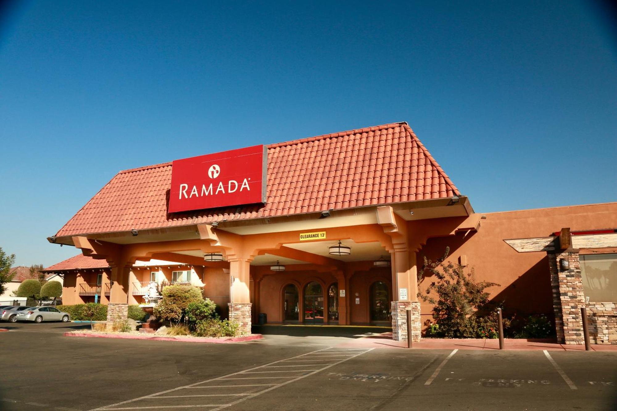 Hôtel Ramada By Wyndham Fresno North Extérieur photo