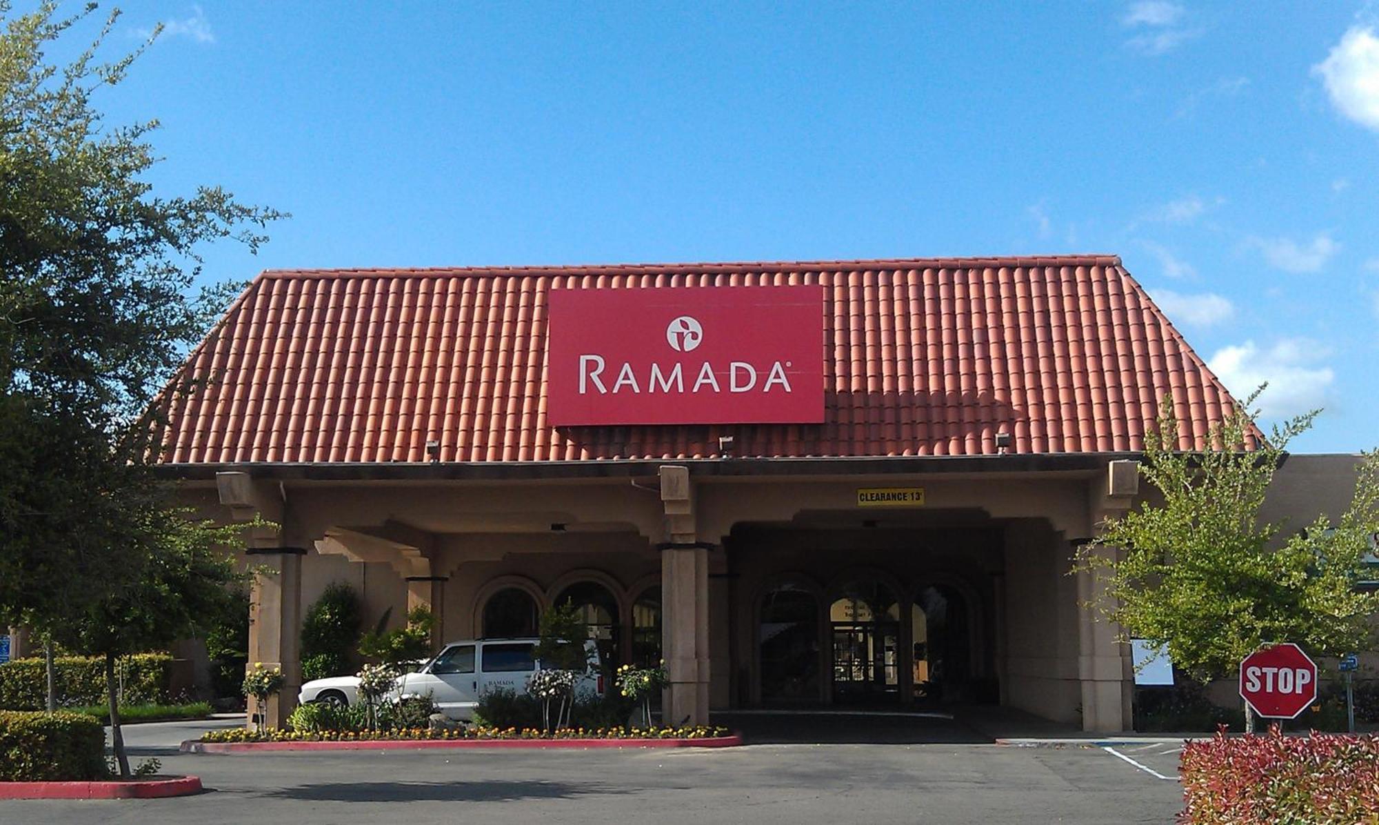 Hôtel Ramada By Wyndham Fresno North Extérieur photo